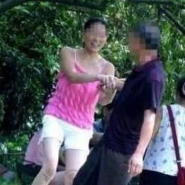“10元抚摸，80元陪睡”，公园惊现老人“不雅服务”：这件事，撕开了上亿人的体面
